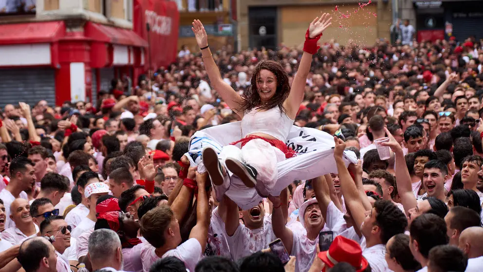 Miles de personas celebran el Chupinazo en la Plaza del Ayuntamiento de Pamplona, con el que se da inicio a las Fiestas de San Ferm&iacute;n 2025. I&Ntilde;IGO ALZUGARAY