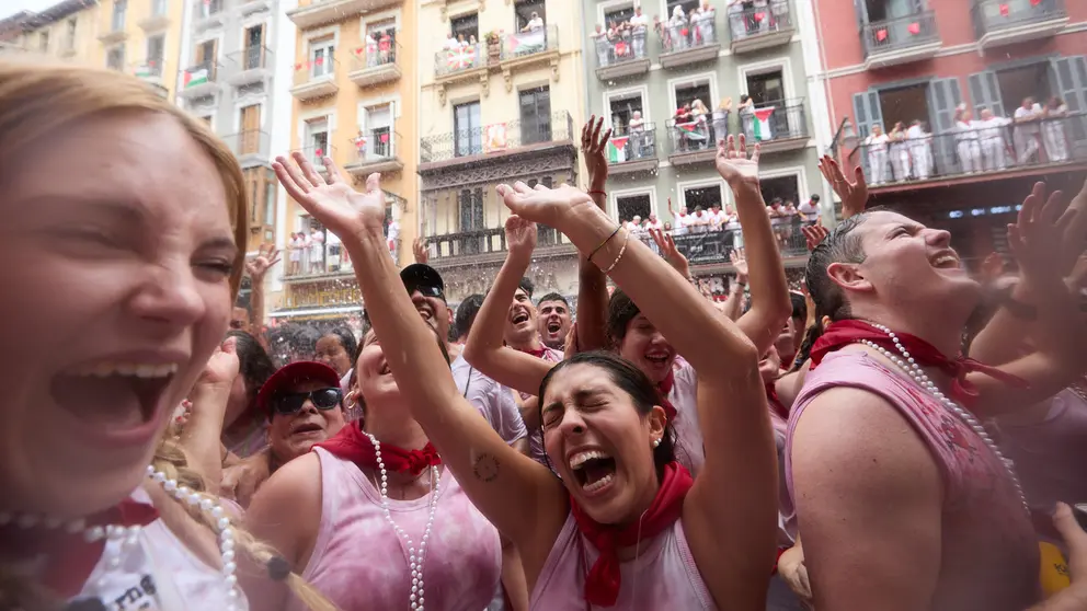 Ambiente por las calles de Pamplona en los momentos posteriores al Chupinazo que ha dado el inicio a las Fiestas de San Ferm&iacute;n 2025. I&Ntilde;IGO ALZUGARAY