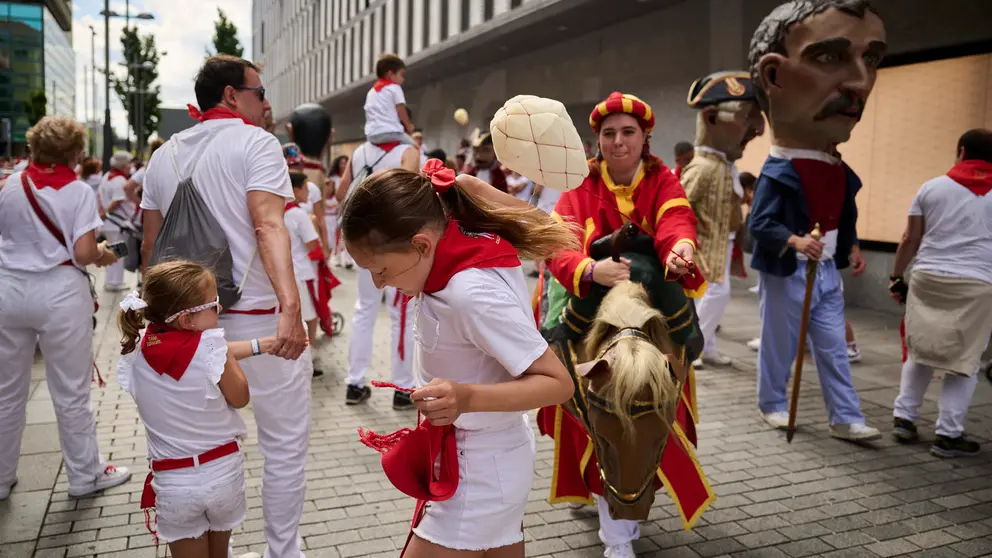 La Comparsa de Gigantes y Cabezudos recorre las calles de Pamplona durante el primer día de San Fermín 2025. PABLO LASAOSA