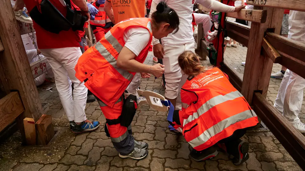 Primer encierro de San Fermín 2025 con toros de la ganadería Fuente Ymbro desde la bajada del callejón en Telefónica. IRANZU LARRASOAÑA