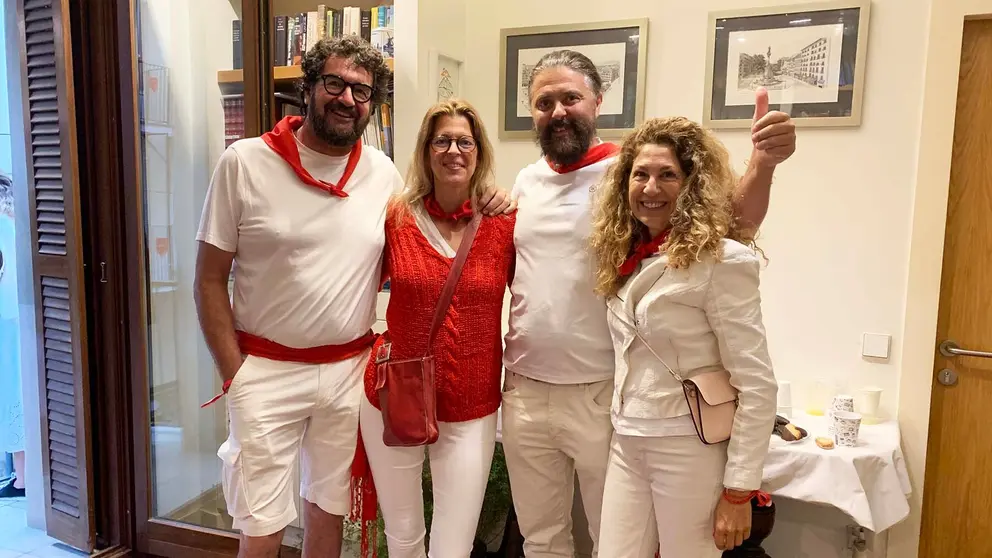 Los dos matrimonios de Soller que han visto el encierro en un balcón de estafeta por primera vez. Navarra.com