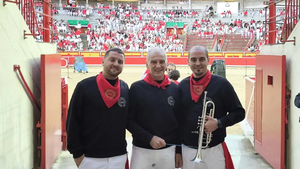 En el medio, Florentino Gallego, director de la Banda del Maestro Bravo junto a sus hijos Javier y David. NAVARRA.COM