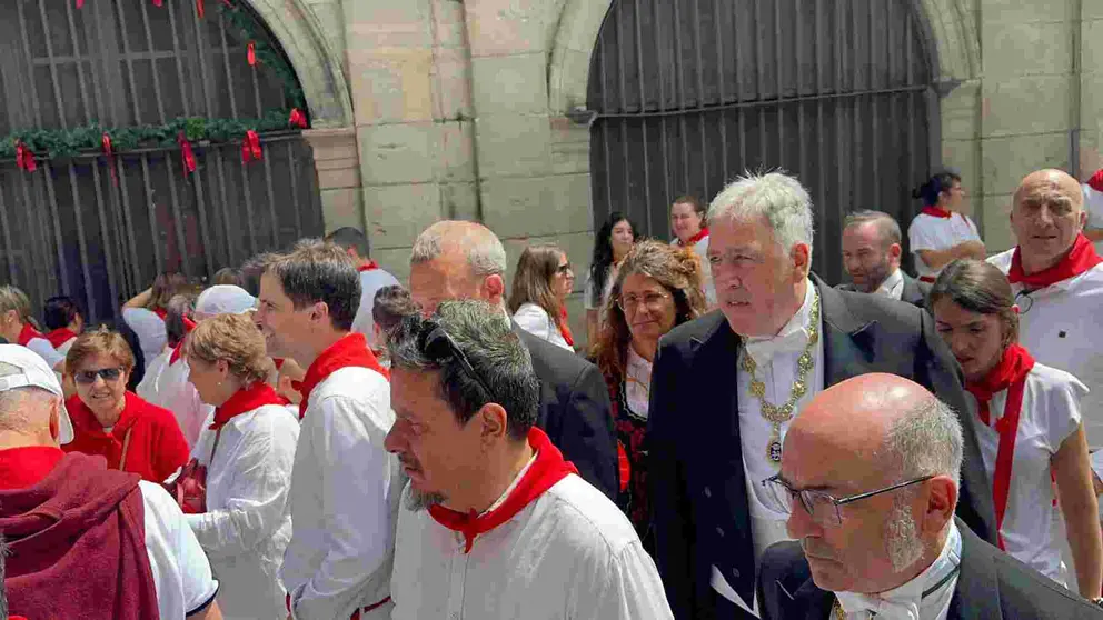 El alcalde de Pamplona, Joseba Asirón no cumple con su obligación de representar a la ciudad en la Misa de San Fermín y huye de la iglesia de San Lorenzo. NAVARRA.COM