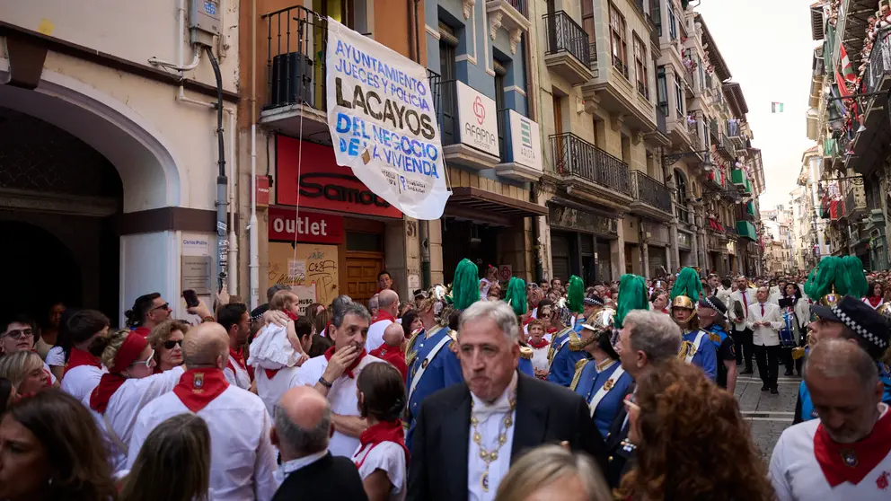 Miles de personas arropan a San Fermín en su grande de las fiestas de 2025. PABLO LASAOSA