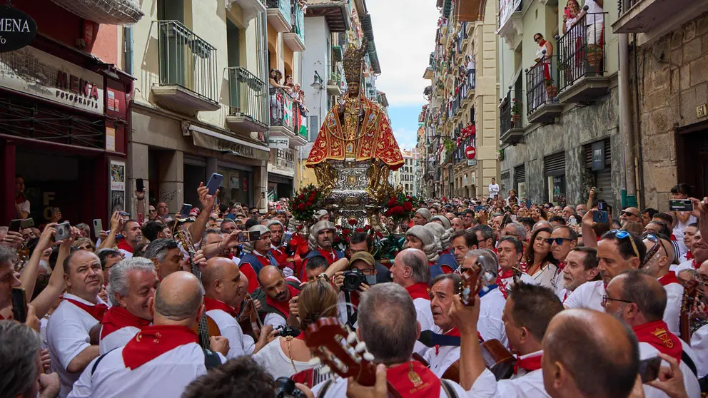 Procesión de San Fermín 2025 por las calles de Pamplona. IÑIGO ALZUGARAY