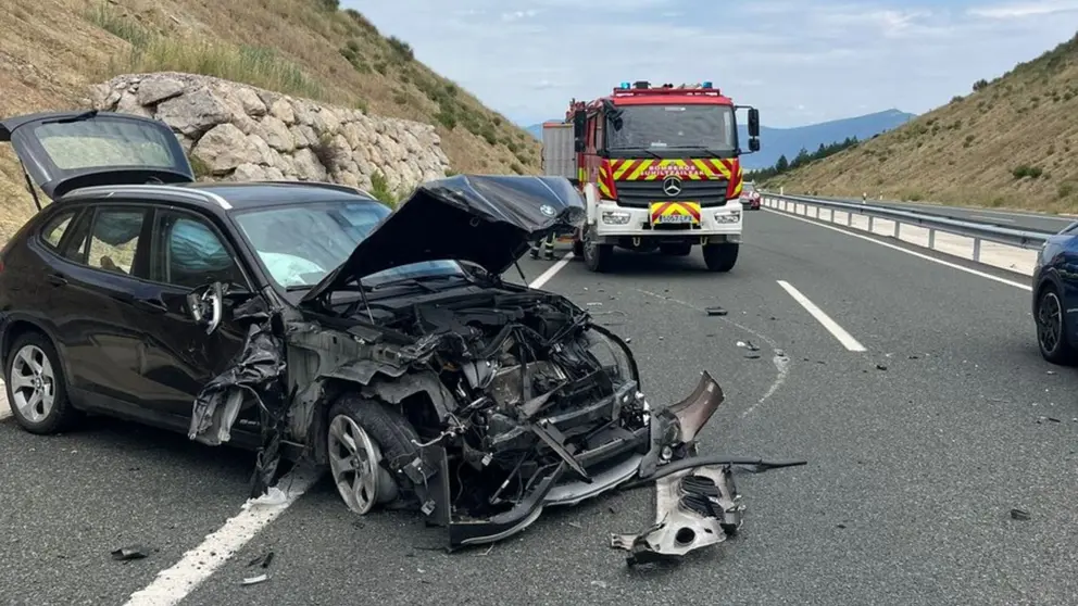 Imagen del accidente en Lumbier que ha dejado tres personas heridas. CEDIDA