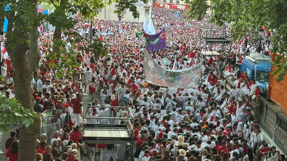 Imagen de la multitud saliendo de la primera corrida de toros de San Fermín 2025. NAVARRA.COM