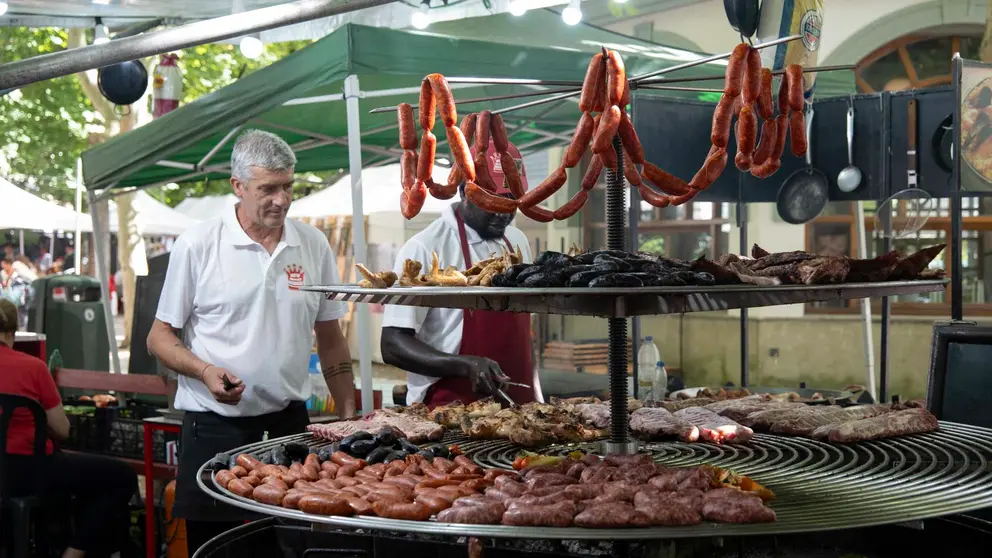 Una tarde de San Fermín por los tradicionales puestos de venta y hostelería del Bosquecillo y Antoniutti .Maite H. Mateo-3
