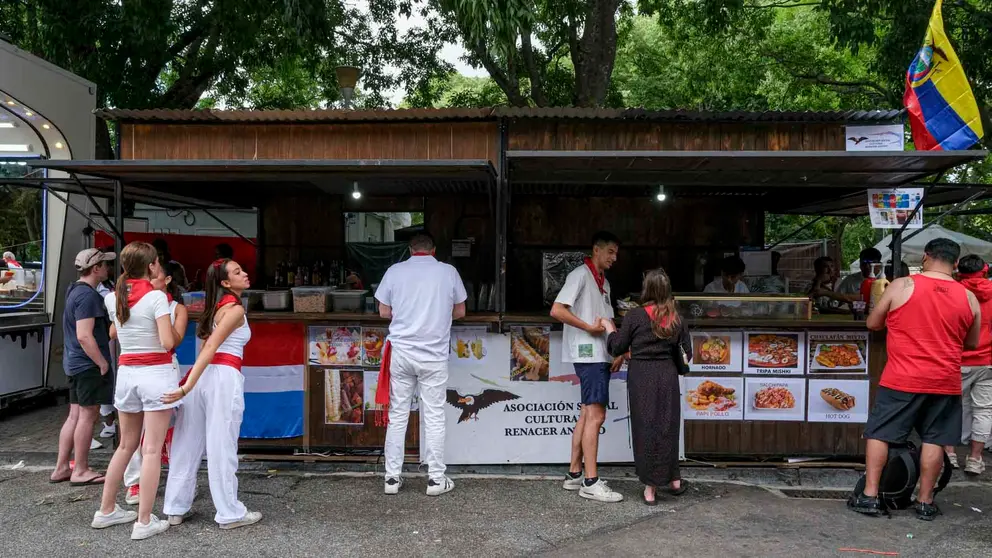 Una tarde de San Fermín por los tradicionales puestos de venta y hostelería del Bosquecillo y Antoniutti .Maite H. Mateo-16