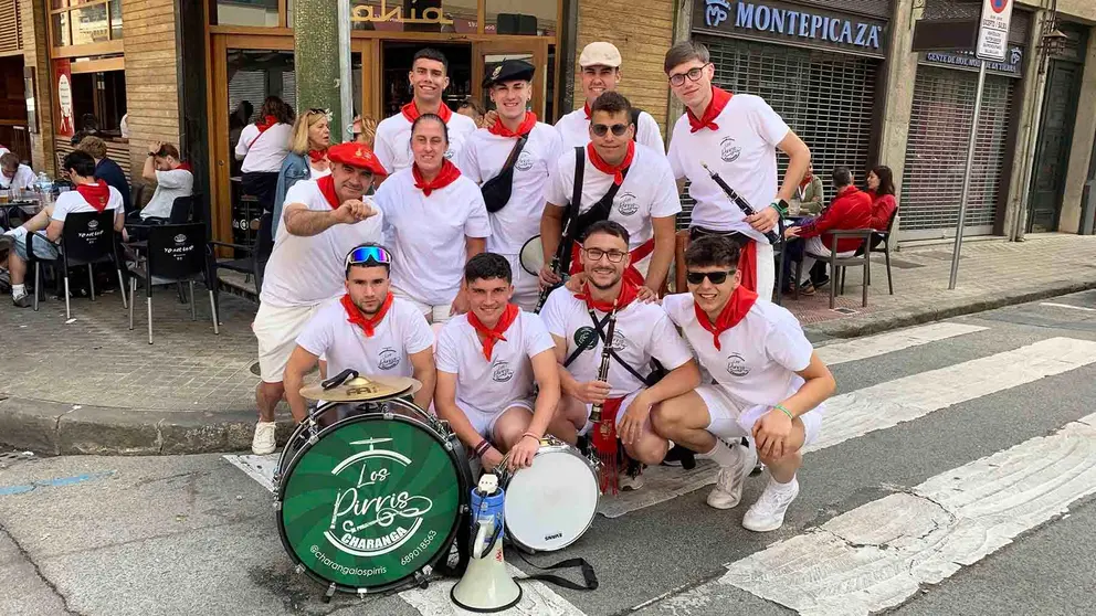 La charanga Los Pirris posando delante del bar Bahía en Pamplona. Navarra.com