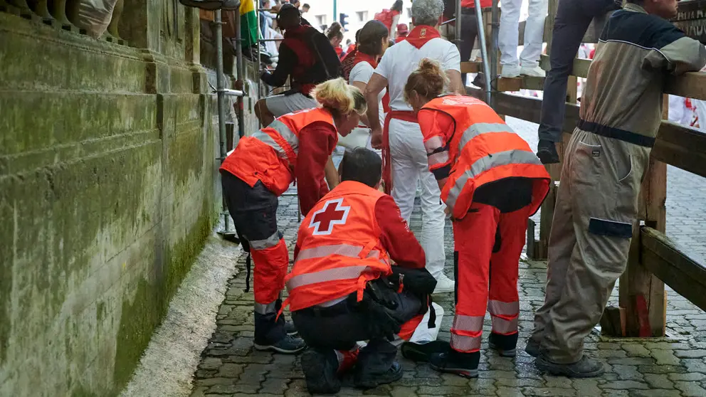 Tercer encierro de San Fermín 2025 con toros de Álvaro Nuñez en la bajada del callejón en Telefónica. IRANZU LARRASOAÑA