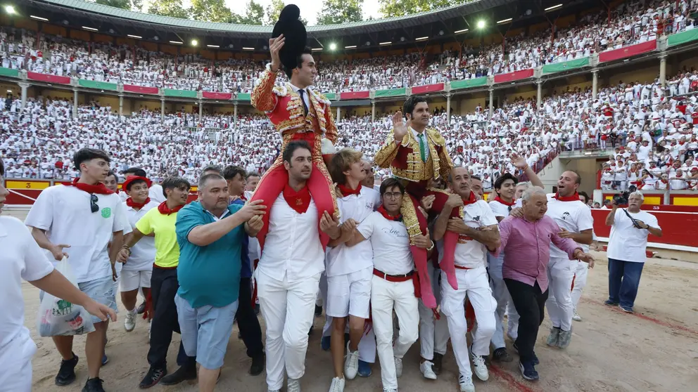 Los toreros Morante de la Puebla (d) y Tomás Rufo salen a hombros de la monumental de Pamplona en la quinta de abono de la Feria de Toro de los Sanfermines 2025 con toros de la ganadería gaditana de Alvaro Núñez en la que han compartido cartel con Andrés Roca Rey. EFE/Jesús Diges