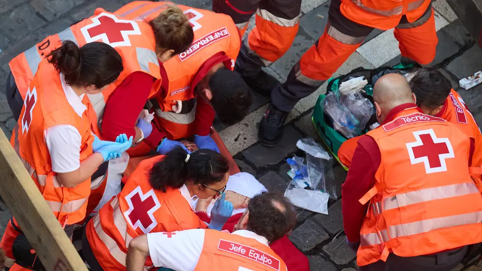 Un mozo es atendido por los servicios m&eacute;dicos de la Cruz Roja tras el cuarto encierro de San Ferm&iacute;n 2025 con toros de la ganader&iacute;a de Victoriano del R&iacute;o en el tramo de Mercaderes. I&Ntilde;IGO ALZUGARAY