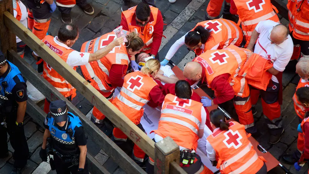 Un mozo es atendido por los servicios m&eacute;dicos de la Cruz Roja tras el cuarto encierro de San Ferm&iacute;n 2025 con toros de la ganader&iacute;a de Victoriano del R&iacute;o en el tramo de Mercaderes. I&Ntilde;IGO ALZUGARAY