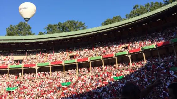 Un globo aerostático sobrevuela la Plaza de Toros de Pamplona tras el encierro. XABIER PITA