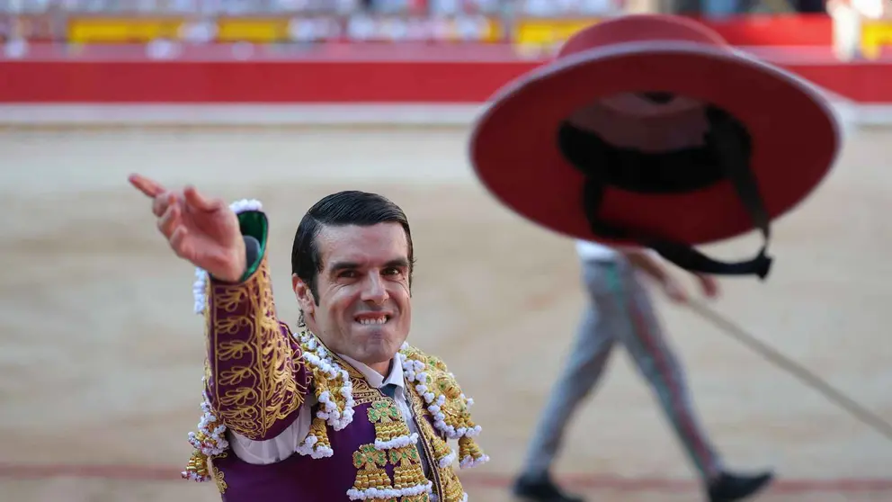 El torero Emilio de Justo durante la lidia a su primer toro de la tarde en la sexta de abono de la Feria de Toro de los Sanfermines 2025 con toros de la ganadería madrileña de Victoriano del Río Cortés y en la que comparte cartel con los diestros Sebastián Castella y Borja Jiménez. EFE/J.P. Urdíroz