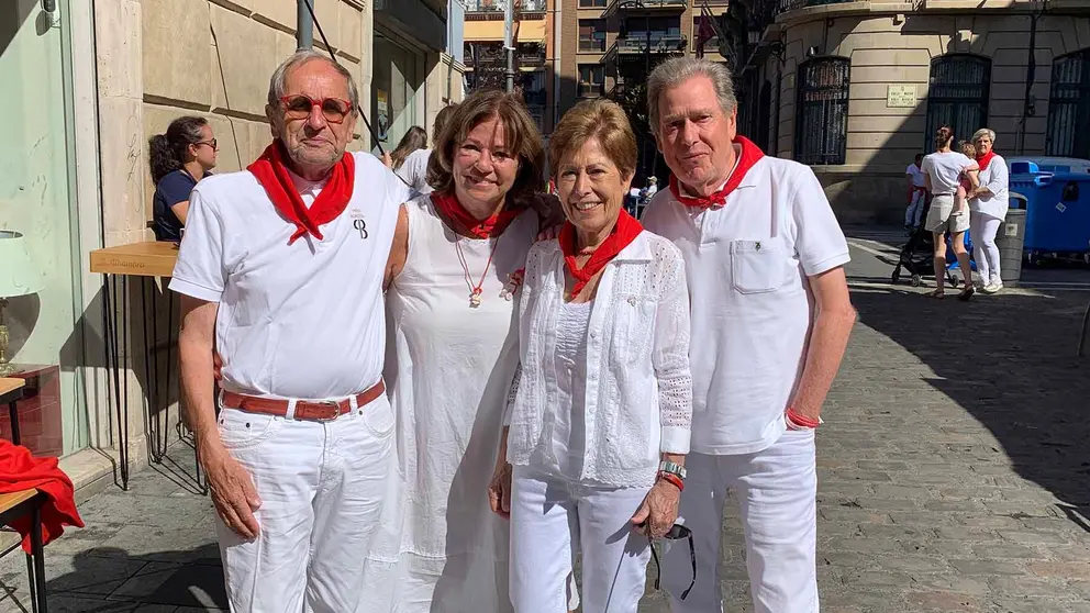 Achim Schoor, Barbara Schoor, Puri Recatalá y Günter Bonas de la peña Borussia en Pamplona. Navarra.com