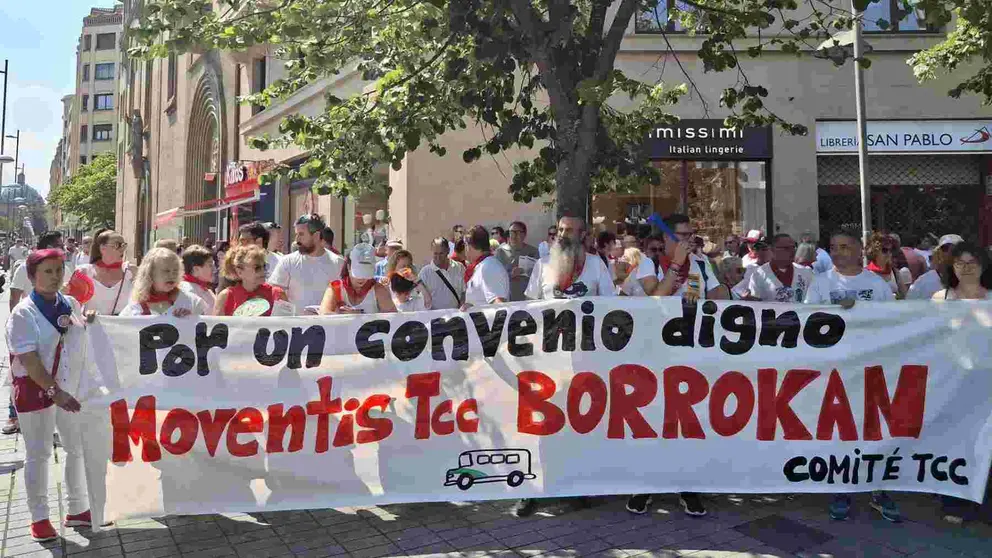 Trabajadoresd e las villavesas de Pamplona se manifiestan en San Fermín. EUROPA PRESS