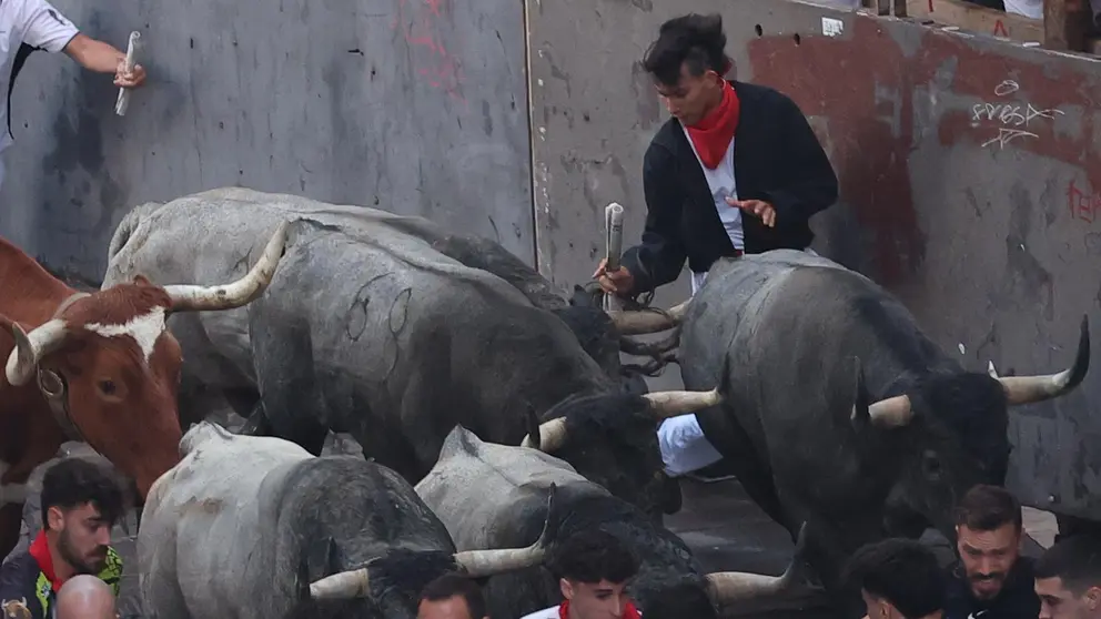 Sexto encierro de San Fermín 2025 el día 12 de julio con toros de José Escolar en la curva de Mercaderes. EFE - J.P. URDIROZ