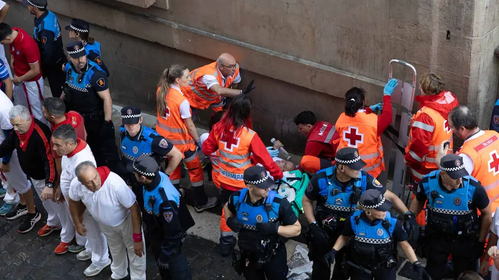 Sexto encierro de San Fermín con toros de José Escolar en Ayuntamiento. Maite H. Mateo..-01