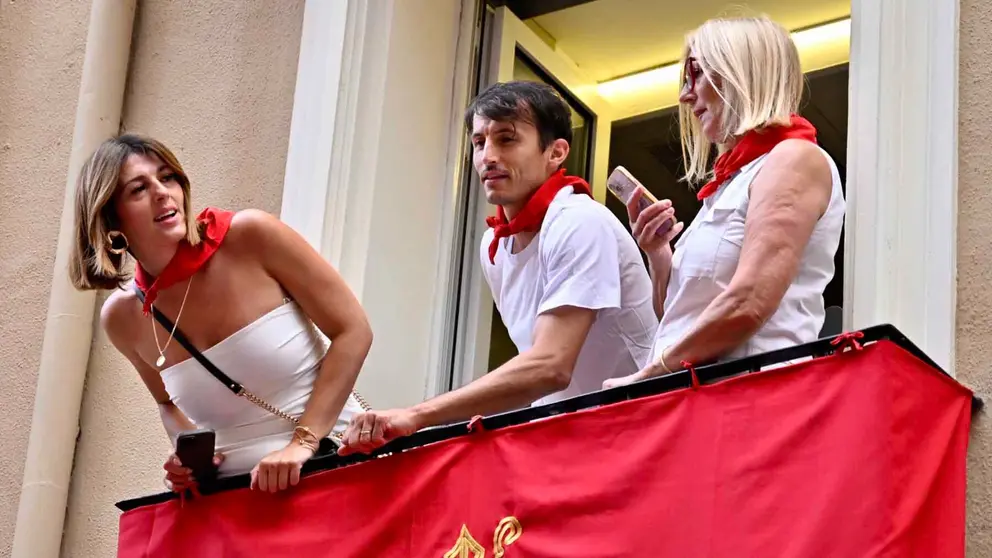 Ante Budimir, delantero de Osasuna, no ha querido perderse el sexto encierro de San Fermín 2025. PABLO LASAOSA