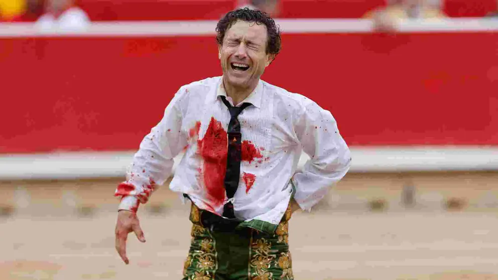 GRAFCAV448. PAMPLONA, 12/07/2025.- El torero Rafalillo durante la lidia a su segundo toro de la tarde, al que cortó una oreja, en la octava de abono de la Feria de Toro de los Sanfermines 2025 con toros de la ganadería de José Escolar y en la que comparte cartel con los diestros Fernando Robleño y Juan de Castilla. EFE/ Villar López