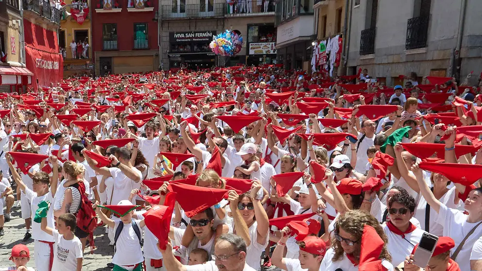Despedida de la Comparsa de Gigantes y Cabezudos en la plaza del Ayuntamiento de Pamplona en el &uacute;ltimo d&iacute;a de las fiestas de San Ferm&iacute;n 2025. I&Ntilde;IGO ALZUGARAY
