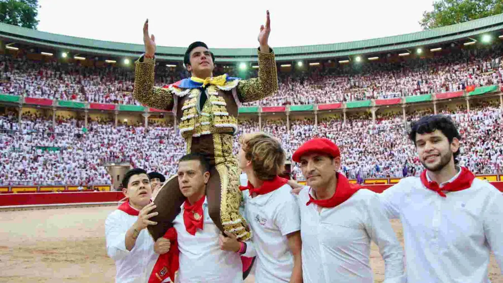 Colombo sale a hombros tras lidiar los toros de Miura. ÍÑIGO ALZUGARAY