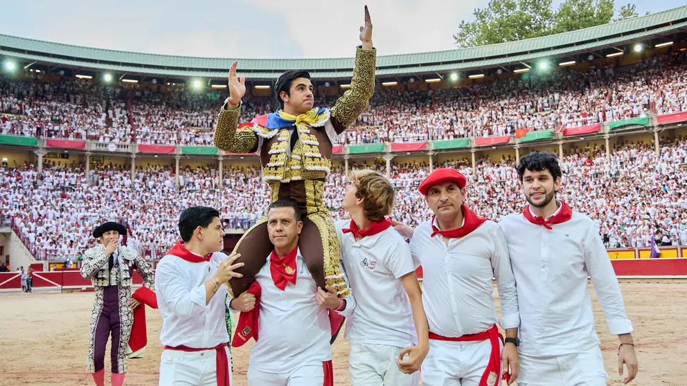 Colombo sale a hombros tras lidiar los toros de Miura. ÍÑIGO ALZUGARAY