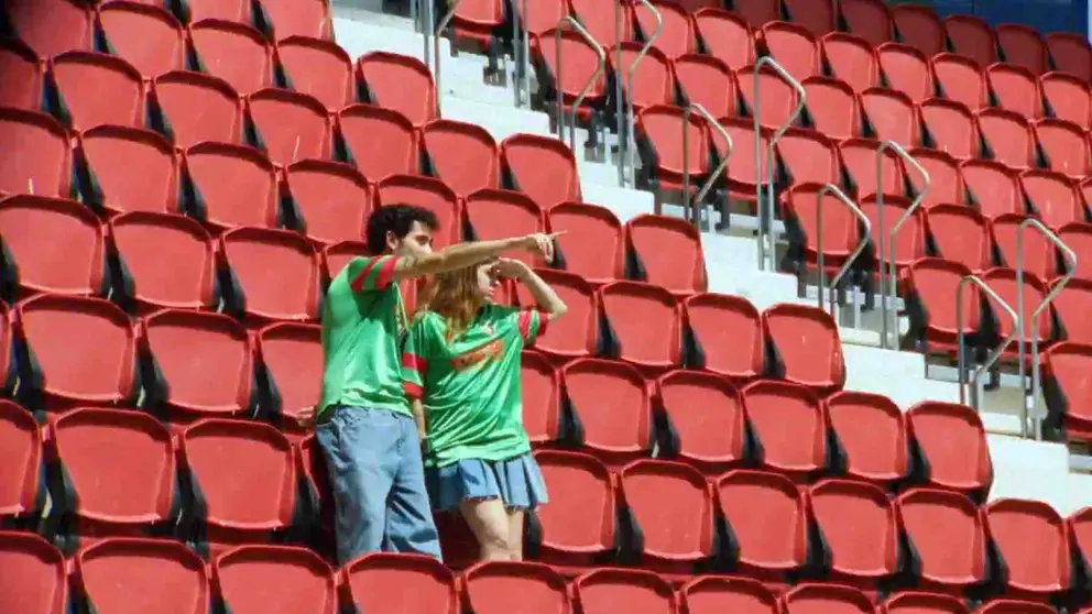 Dos modelos posan con la segunda camiseta de Osasuna para la temporada 25/26 en El Sadar. OSASUNA