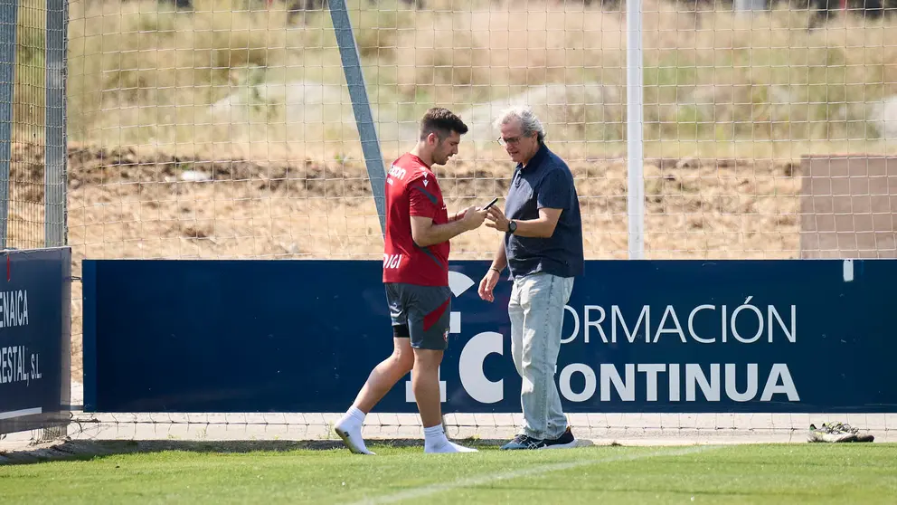Los jugadores de Osasuna se entrenan en las instalaciones de Tajonar preparando la temporada 25/26. PABLO LASAOSA