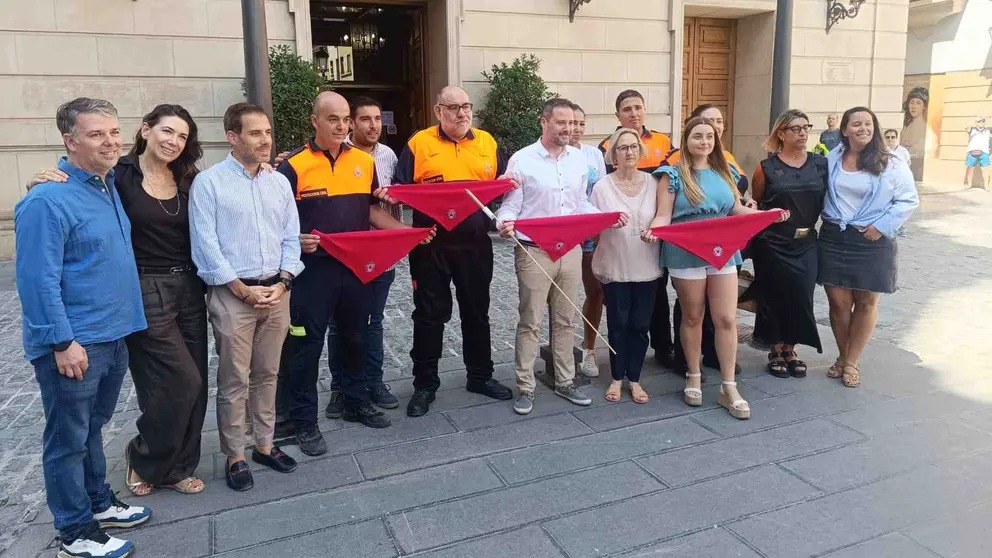 Miembros de Protección civil y concejales del Ayuntamiento de Tudela tras el anuncio del lanzador del cohete de las fiestas de Santa Ana de 2025. AYUNTAMIENTO DE TUDELA