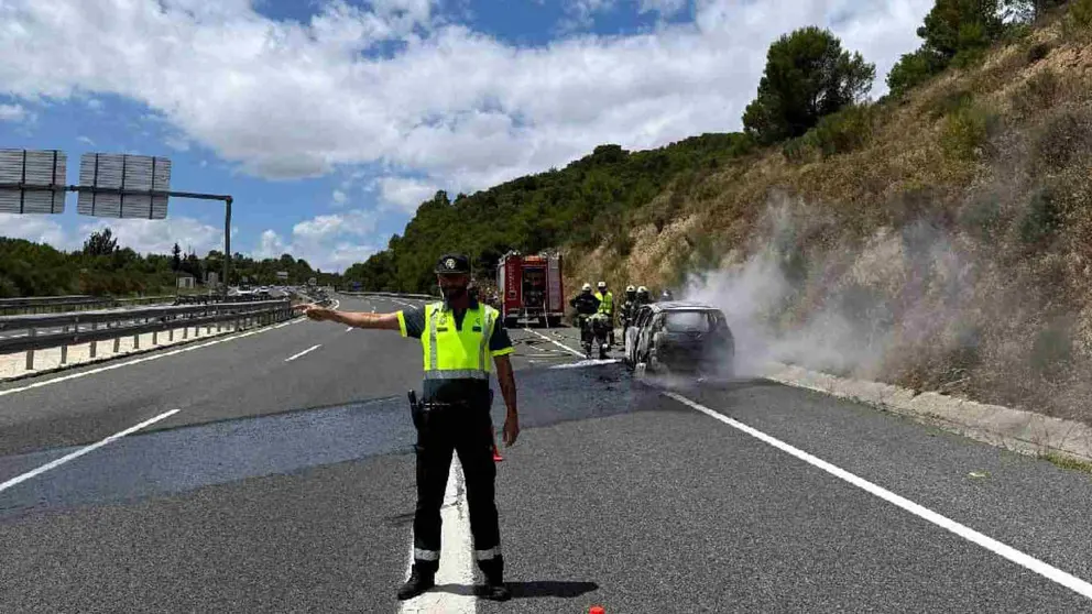 Un agente de la Guardia Civil desvía el tráfico en el punto del suceso. GUARDIA CIVIL