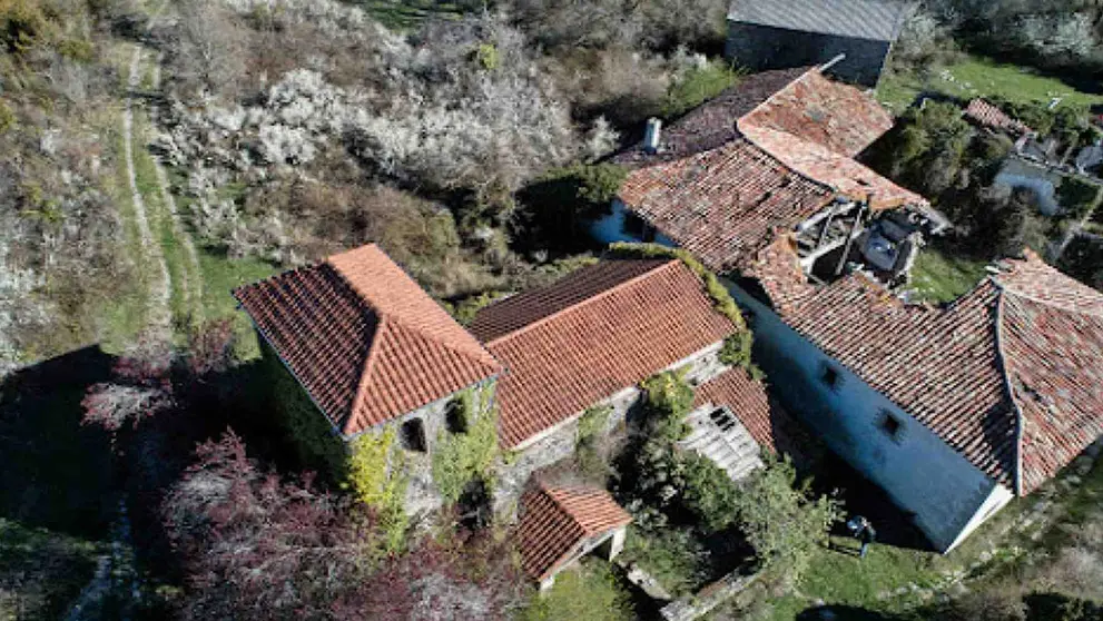 Aldea dehabitada a la venta en el valle de Esteríbar. aldeasabandonadas.com/