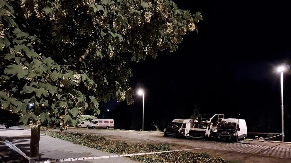 Un incendio calcina dos furgonetas y un camión en Pamplona.