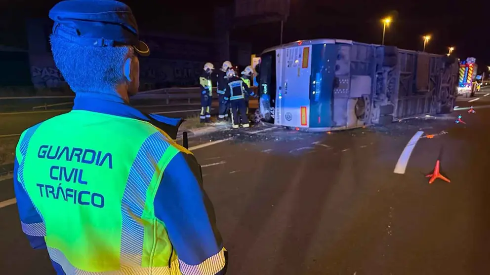 Guardia Civil atiende el vuelco de un autobús urbano de la Villavesa en la Ronda de Pamplona PA-30.