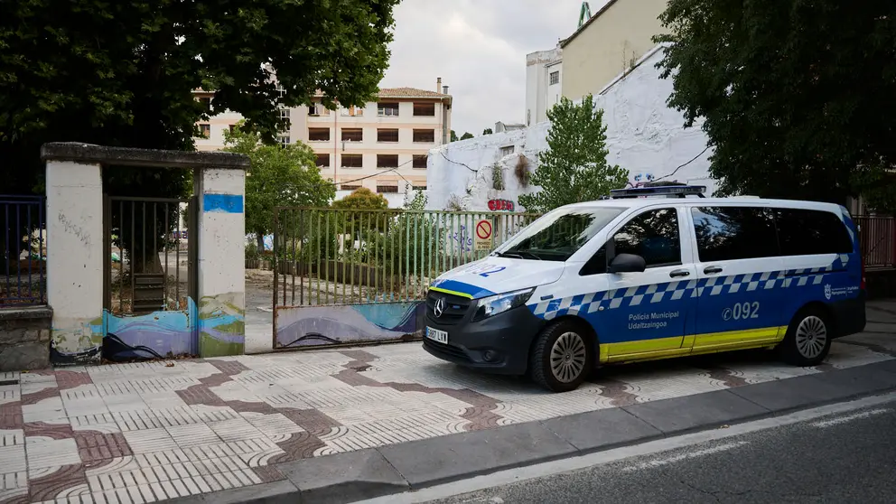 La Polic&iacute;a Municipal de Pamplona mantiene una vigilancia constante y permanente en el antiguo edificio de la antigua ikastola Jaso en la avenida de Ar&oacute;stegui. PABLO LASAOSA
