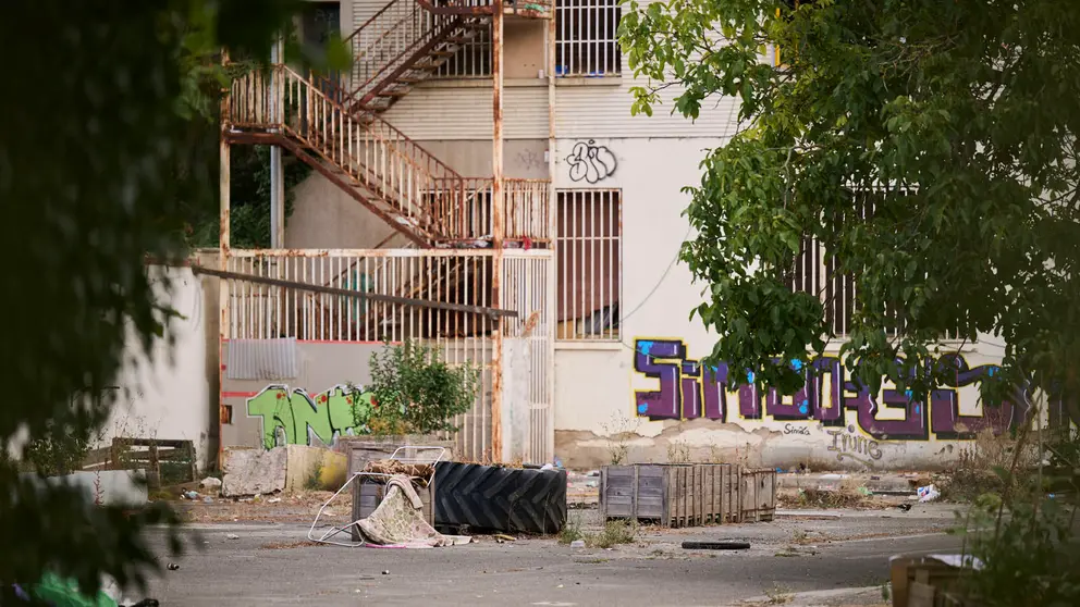 La Polic&iacute;a Municipal de Pamplona mantiene una vigilancia constante y permanente en el antiguo edificio de la antigua ikastola Jaso en la avenida de Ar&oacute;stegui. PABLO LASAOSA