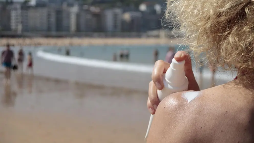 Los dermatólogos recomiendan evitar la exposición directa al sol en las horas centrales del día y, si es inevitable, hacerlo con protección solar alta. CLÍNICA UNIVERSIDAD DE NAVARRA