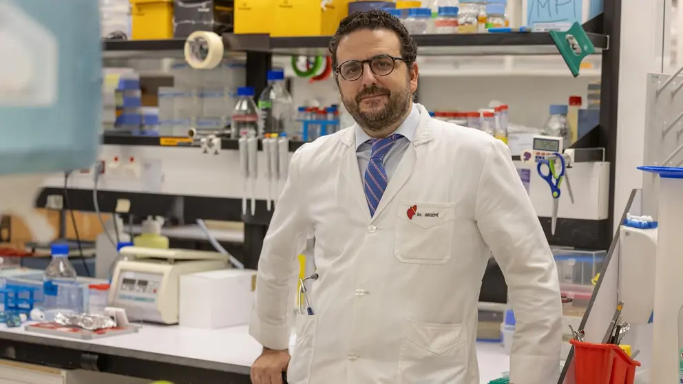 El Dr. Josepmaria Argemí, hepatólogo de la Clínica Universidad de Navarra, en su laboratorio del Cima. CEDIDA