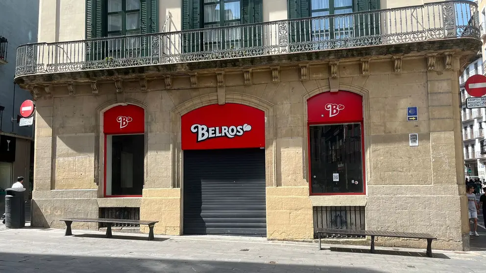 Fachada de la tienda Belros, que cierra en el número 7 de la calle Calceteros de Pamplona. I.Z