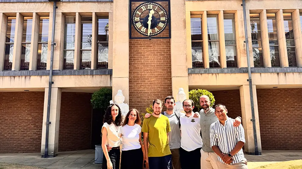 La delegación de la UPNA y NAIR Center posa en Cambridge durante la escuela internacional de verano. De izq. a dcha.: Paula Vidaurreta, Marisol Gómez, Iñaki Pérez del Notario, Xabier González, Alfonso Induráin, Carlos López Molina y Juan Quizhpilema. UNIVERSIDAD PÚBLICA DE NAVARRA