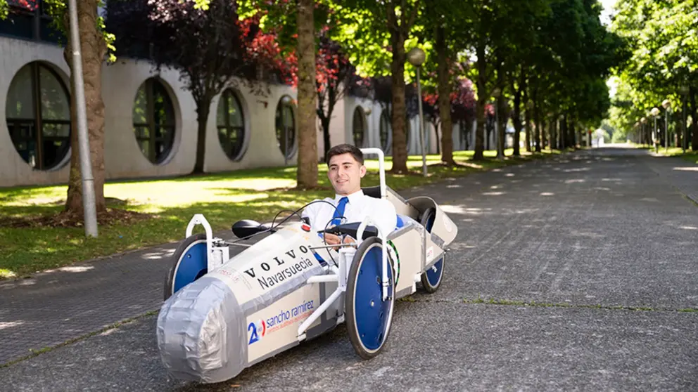 El ingeniero industrial Íñigo Medrano, dentro del coche eléctrico que ha diseñado y fabricado. UPNA