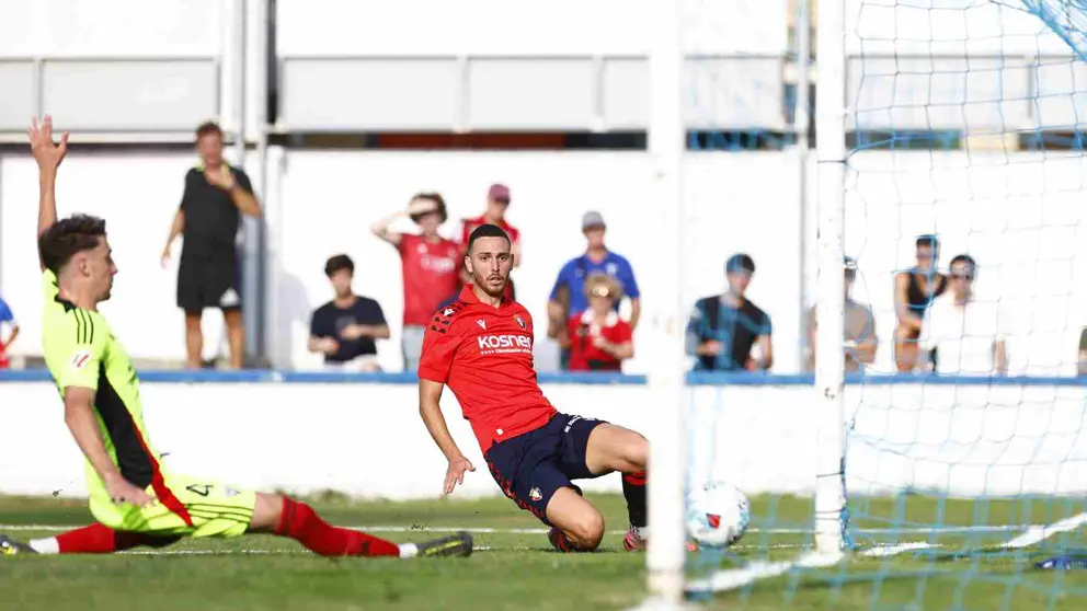 Raúl García de Haro anota el primer gol de Osasuna en el partido amistoso de pretemporada disputado en Tafalla contra el CD Mirandés. OSASUNA