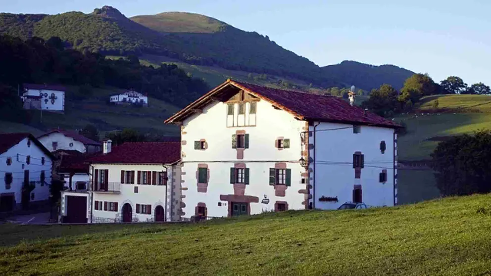 Posada de Ziga, un edificio rehabilitado de casi 300 años de antiguedad que funciona en la actualidad como casa rural. POSADA DE CIGA