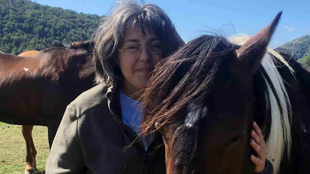 Yolanda Moreno con uno de los caballos en su caserío de Igoa. CABALLOS DEL BOSQUE