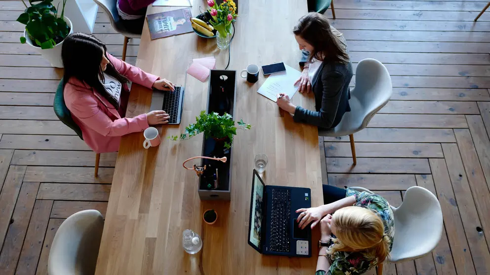 Personas trabajando. pexels.com