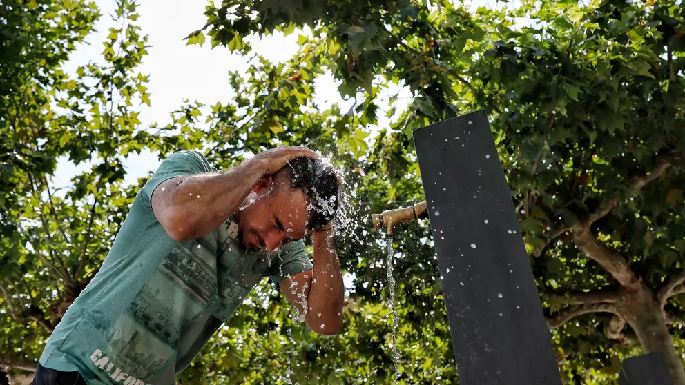 Una persona se refresca en una fuente de la Plaza del Castillo en Pamplona en un jornada donde Navarra vivirá este jueves un día marcado por el calor, con temperaturas máximas elevadas en prácticamente toda la Comunidad Foral, que podrán alcanzar los 39 grados en puntos del centro y sur, y algo más suaves en la vertiente cantábrica.Según la Agencia Estatal de Meteorología (Aemet), se espera un día poco nuboso o despejado, con algunos intervalos de nubes altas y posibilidad de nubosidad de evolución en el sur, sin descartar algún desarrollo puntual.EFE/ Jesús Diges