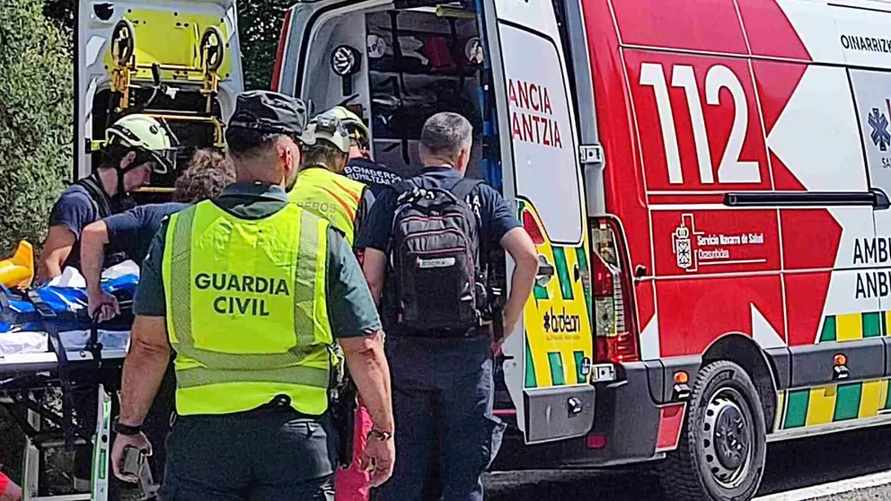 La niña es subida a la ambulancia tras su rescate en la cueva. GUARDIA CIVIL