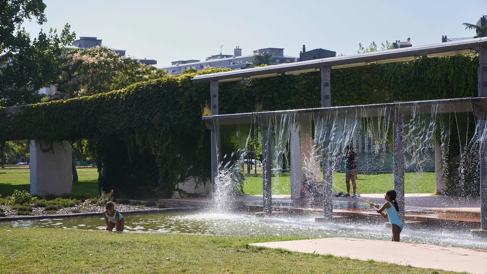 Unas ni&ntilde;as juegan con el agua en el parque de Yamaguchi de Pamplona durante la de calor de Agosto de 2025. I&Ntilde;IGO ALZUGARAY